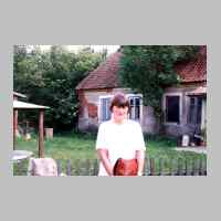 022-1405 Die Tochter von Helmut Schulz -Ingrid Schulze- neben dem Wohnhaus ihrer Eltern im Jahre 1994.jpg